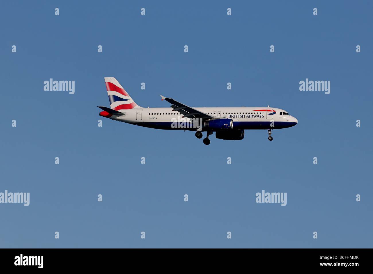 British Airways Airbus A320-232 G-GATS in discesa verso l'aeroporto internazionale di Larnaka, Cipro, profilo laterale con carrello di atterraggio schierato alla luce del giorno. Foto Stock