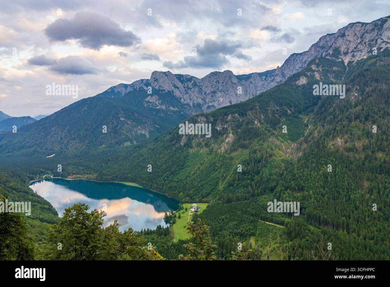 lago Vorderer Langbathsee, catena montuosa Höllengebirge Ebensee am Traunsee Salzkammergut Oberösterreich, alta Austria Austria Foto Stock