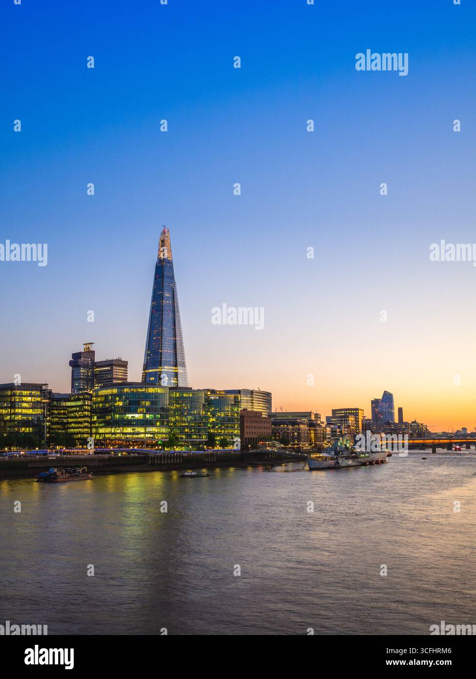 Vista notturna di Londra sul Tamigi in Inghilterra, Regno Unito Foto Stock
