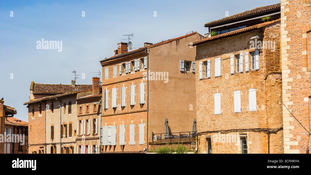 Panorama dei vecchi edifici in mattoni ad Albi, Francia Foto Stock