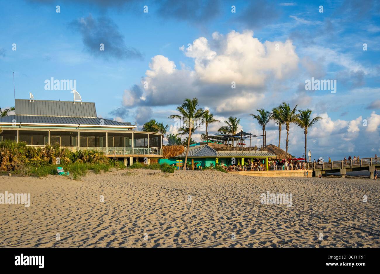 Sharky's on the Pier e pinne sulla spiaggia presso il molo dei pescatori di Venice, Florida, USA Foto Stock
