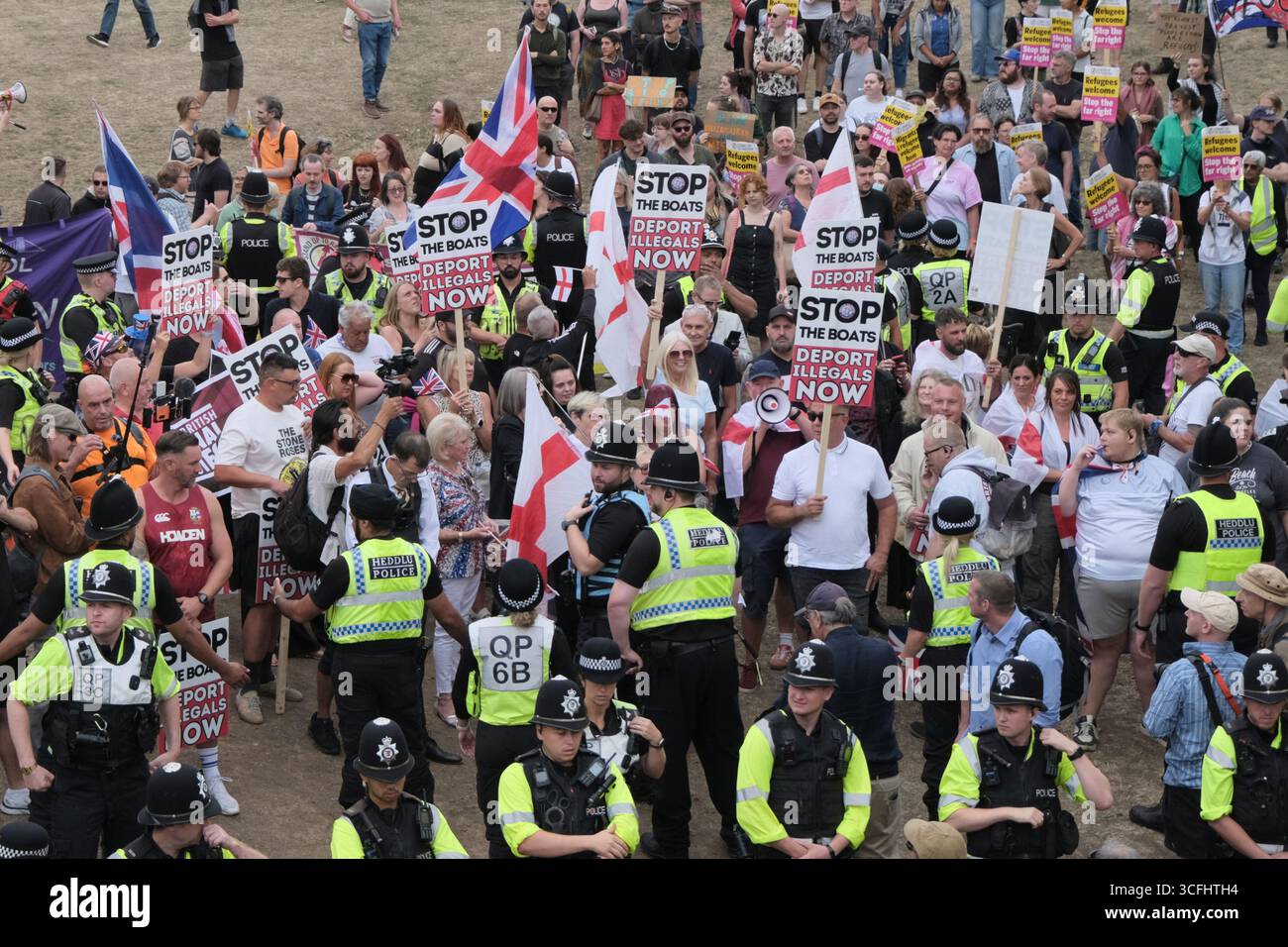 Bristol, Regno Unito. 23 agosto 2025. I manifestanti antifascisti e di estrema destra contro l'immigrazione di Bristol si sono urlati l'un l'altro tutto il pomeriggio a Castle Park Bristol, la polizia ha cercato di tenerli separati. Crediti: JMF News/Alamy Live News Foto Stock