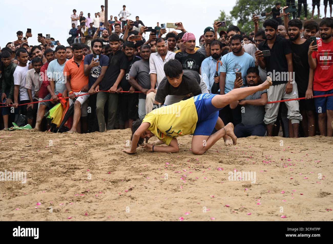 Prayagraj, Uttar Pradesh, India. 23 agosto 2025. Prayagraj: Le donne lottatrici prendono parte ad un incontro di wrestling tradizionale durante Dadhikando mela a salori, a Prayagraj sabato 23 agosto 2025. (Credit Image: © Prabhat Kumar Verma/ZUMA Press Wire) SOLO PER USO EDITORIALE! Non per USO commerciale! Foto Stock