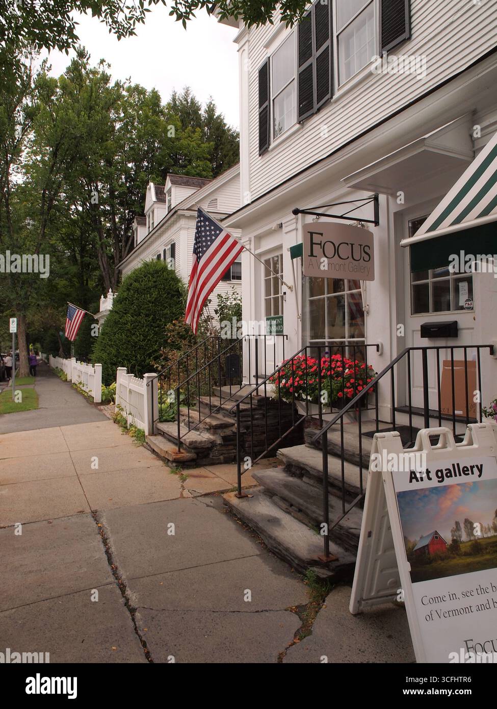 Woodstock, quartiere degli affari del Vermont. Gli amanti dello shopping e i turisti camminano lungo la strada. Piccole aziende lungo la strada principale. Foto Stock