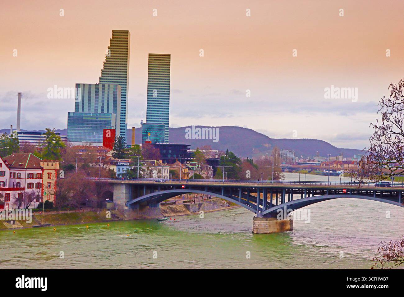 Basilea, Svizzera - 22 dicembre 2023: Grattacieli sullo skyline della città, tra cui la Roche Tower Foto Stock
