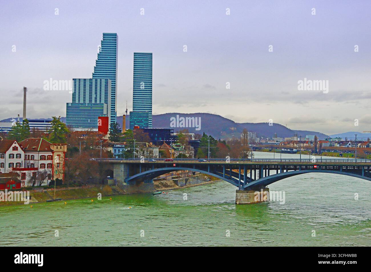 Basilea, Svizzera - 22 dicembre 2023: Grattacieli sullo skyline della città, tra cui la Roche Tower Foto Stock