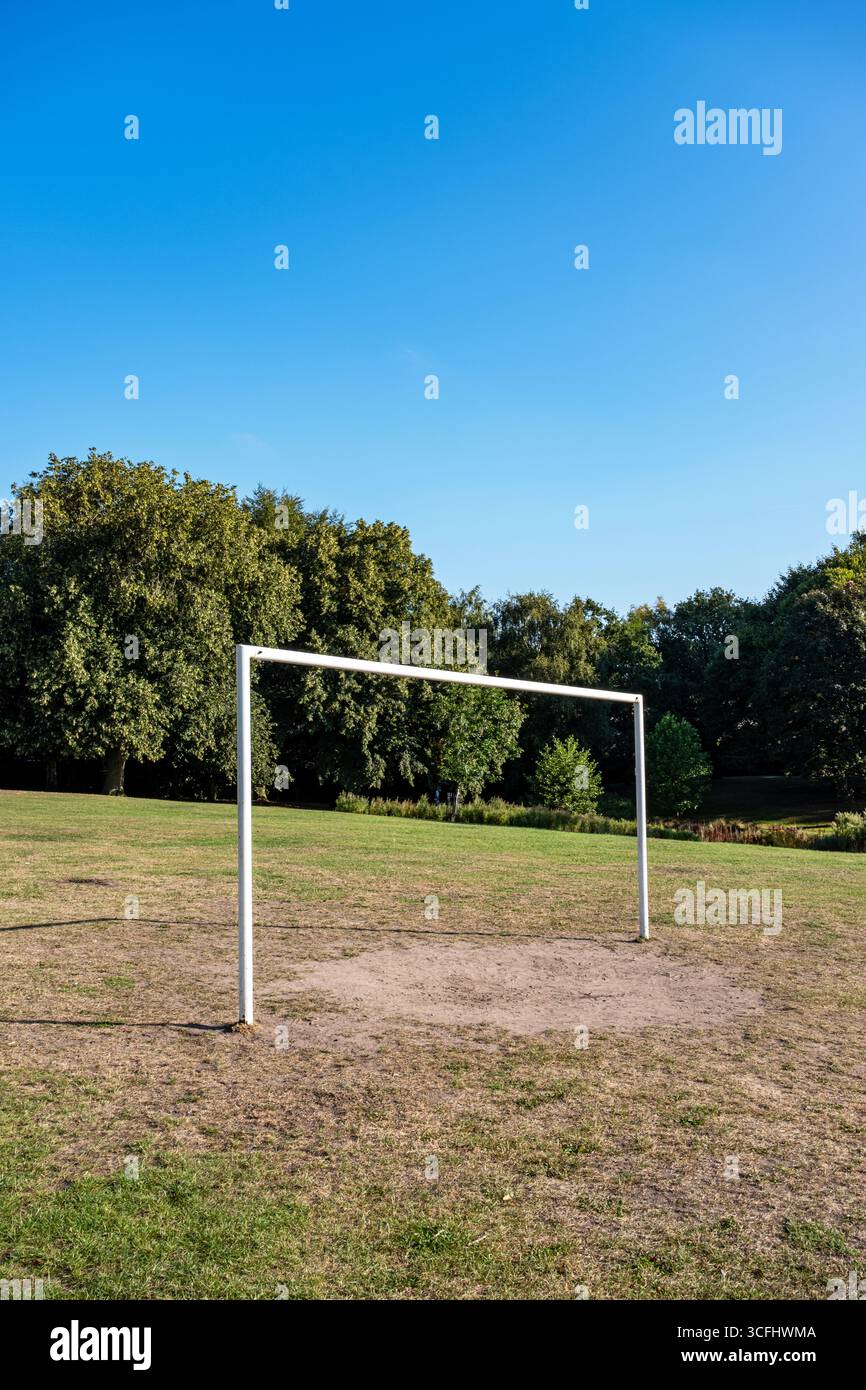 Porta di calcio vuota in campo Foto Stock