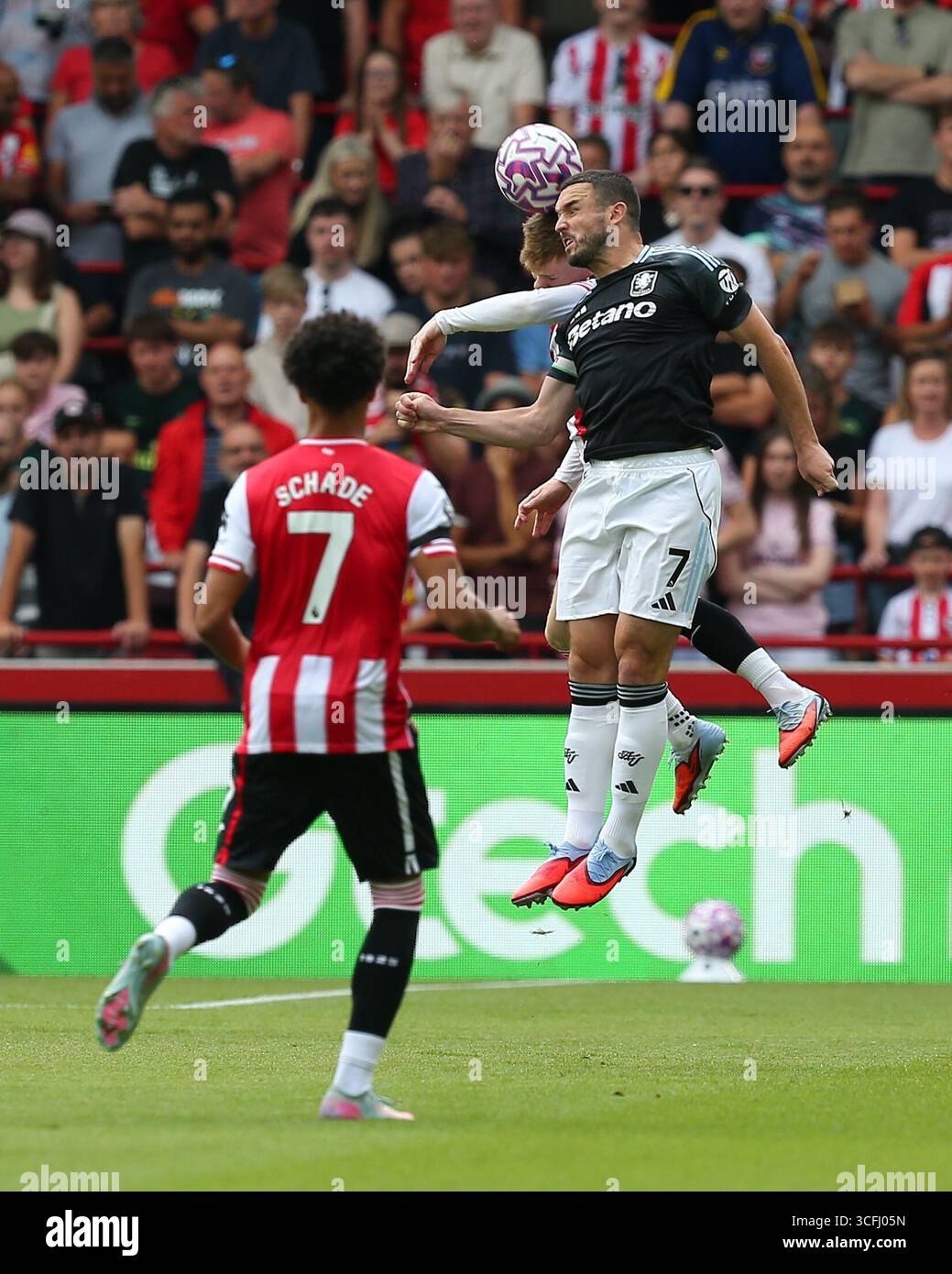 Londra, Regno Unito. 23 agosto 2025. Londra, Inghilterra, 23 agosto 2025: Keane Lewis-Potter (23 Brentford) e John McGinn (7 Aston Villa) saltano per vincere un colpo di testa durante la partita di Premier League tra Brentford e Aston Villa al Gtech Community Stadium di Londra, Inghilterra. (Foto di Jay Patel/Sports Press Photo/SPP) credito: SPP Sport Press Photo. /Alamy Live News Foto Stock