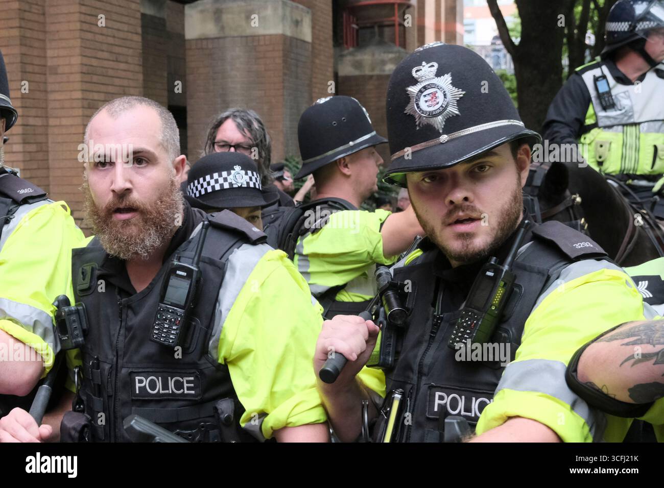 Bristol, Regno Unito. 23 agosto 2025. I manifestanti antifascisti e di estrema destra contro l'immigrazione di Bristol si sono urlati l'un l'altro tutto il pomeriggio a Castle Park Bristol, la polizia ha cercato di tenerli separati. Mentre l’estrema destra o i patrioti britannici cercavano di lasciare gli antifascisti li circondavano. La polizia era obbligata a prendere dei bastoni per tenere separate le due proteste. Crediti: JMF News/Alamy Live News Foto Stock