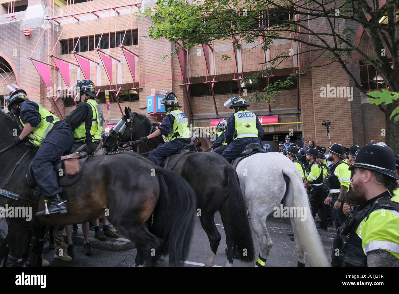 Bristol, Regno Unito. 23 agosto 2025. I manifestanti antifascisti e di estrema destra contro l'immigrazione di Bristol si sono urlati l'un l'altro tutto il pomeriggio a Castle Park Bristol, la polizia ha cercato di tenerli separati. Mentre l’estrema destra o i patrioti britannici cercavano di lasciare gli antifascisti li circondavano. Il cavallo della polizia tiene separati i manifestanti. Crediti: JMF News/Alamy Live News Foto Stock