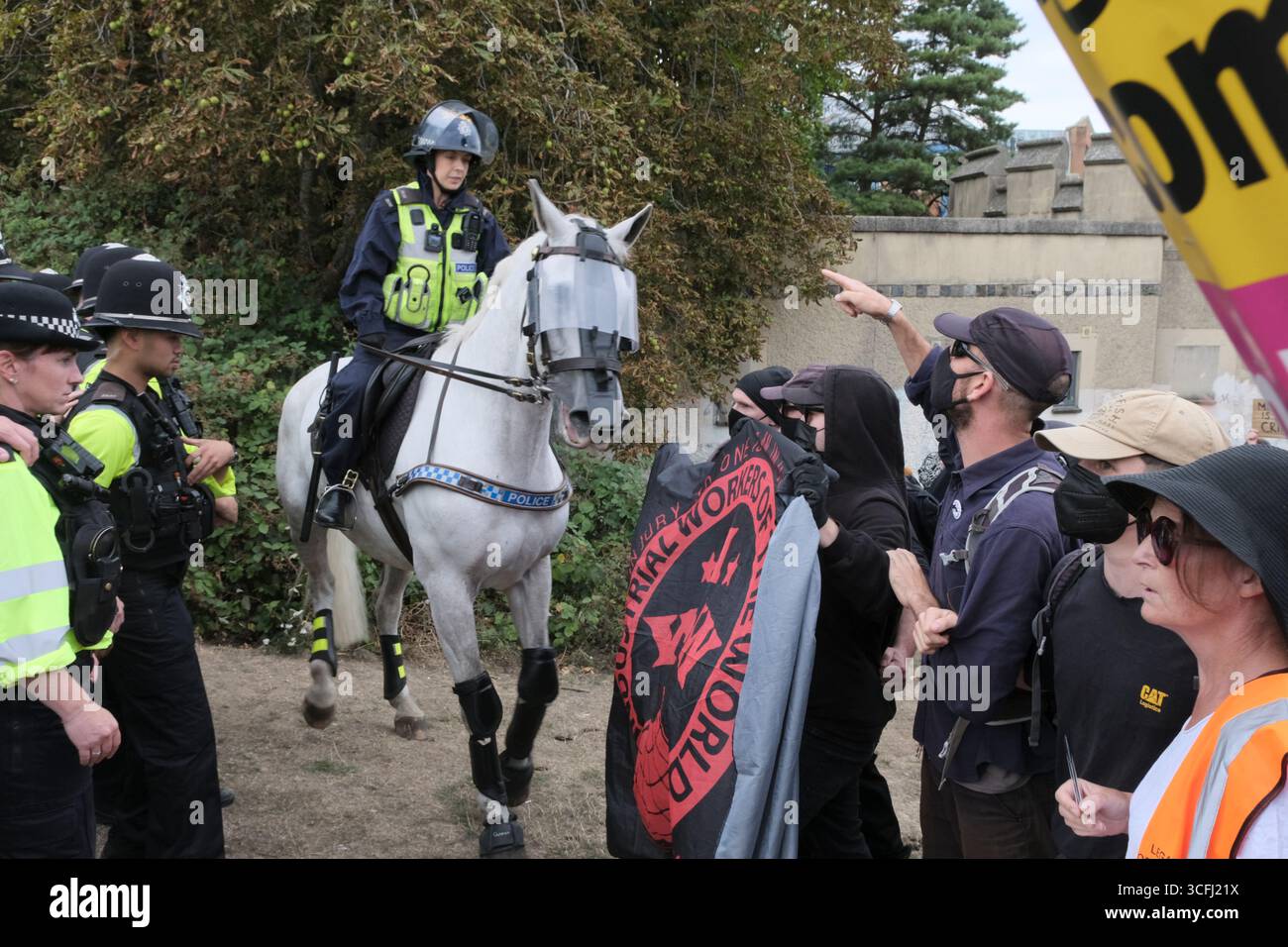 Bristol, Regno Unito. 23 agosto 2025. I manifestanti antifascisti e di estrema destra contro l'immigrazione di Bristol si sono urlati l'un l'altro tutto il pomeriggio a Castle Park Bristol, la polizia ha cercato di tenerli separati. Mentre l’estrema destra o i patrioti britannici cercavano di lasciare gli antifascisti li circondavano. La polizia era schierata con cavalli. Crediti: JMF News/Alamy Live News Foto Stock