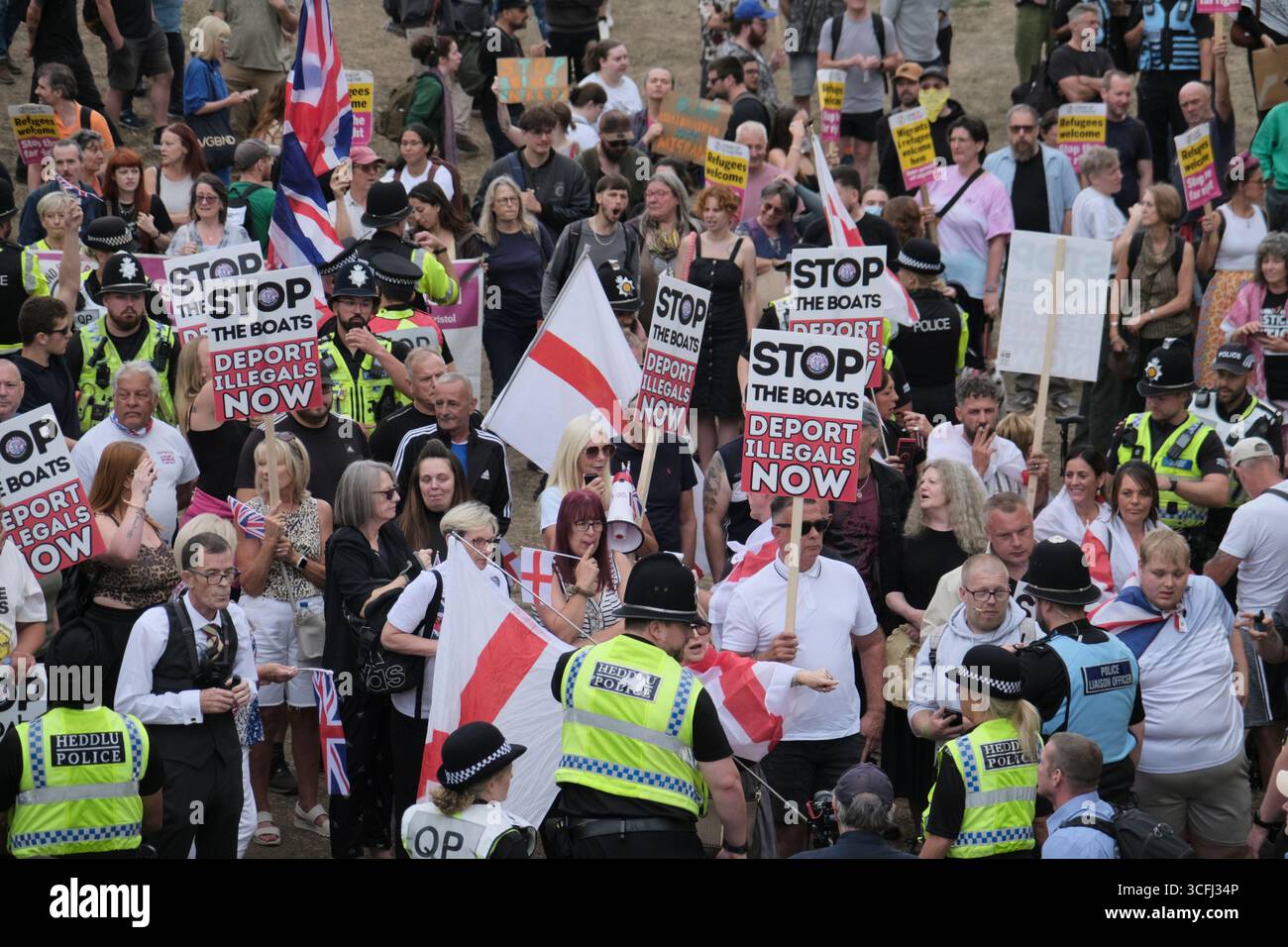 Bristol, Regno Unito. 23 agosto 2025. I manifestanti antifascisti e di estrema destra contro l'immigrazione di Bristol si sono urlati l'un l'altro tutto il pomeriggio a Castle Park Bristol, la polizia ha cercato di tenerli separati. Crediti: JMF News/Alamy Live News Foto Stock