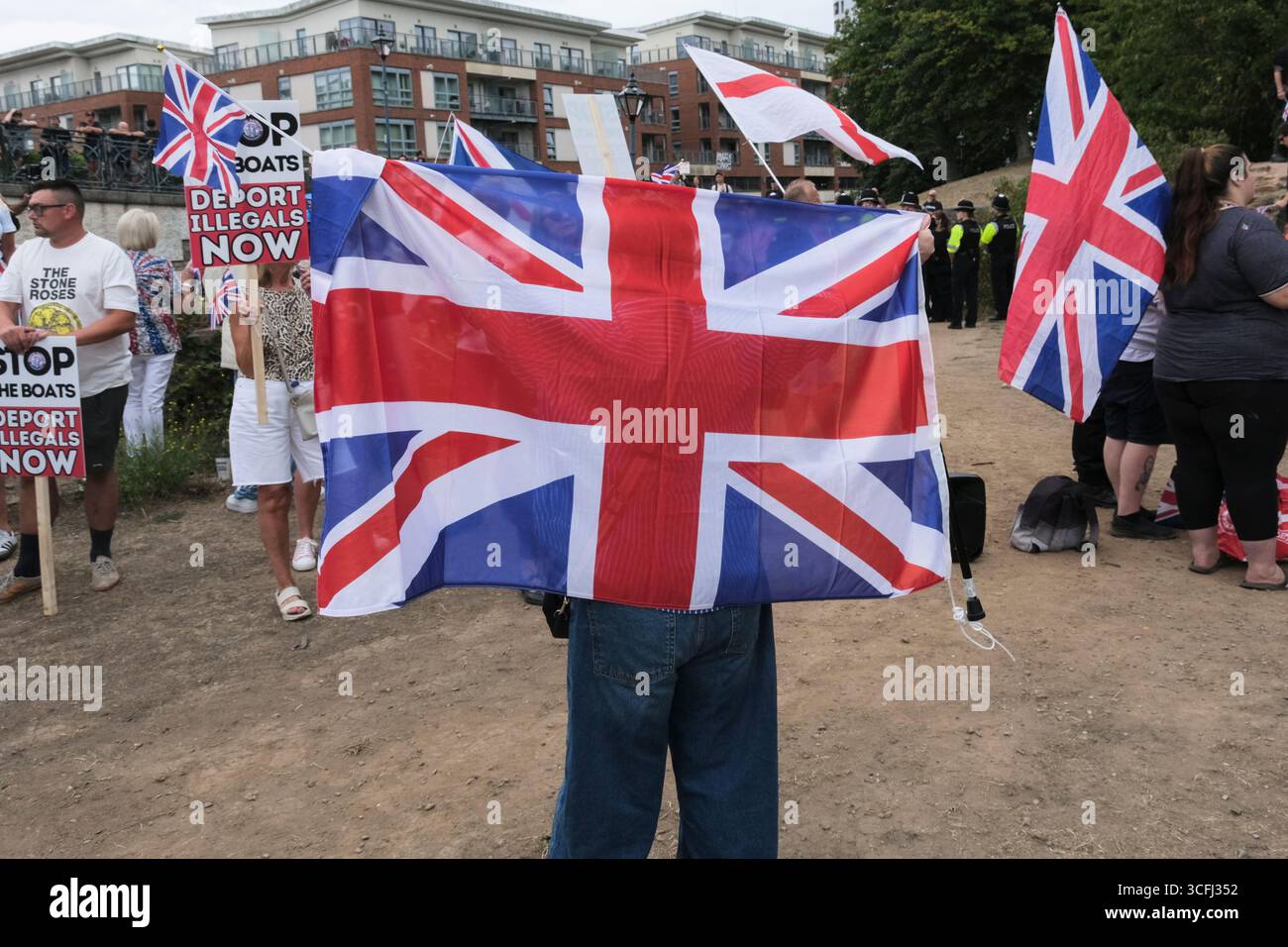 Bristol, Regno Unito. 23 agosto 2025. I manifestanti antifascisti e di estrema destra contro l'immigrazione di Bristol si sono urlati l'un l'altro tutto il pomeriggio a Castle Park Bristol, la polizia ha cercato di tenerli separati. Crediti: JMF News/Alamy Live News Foto Stock