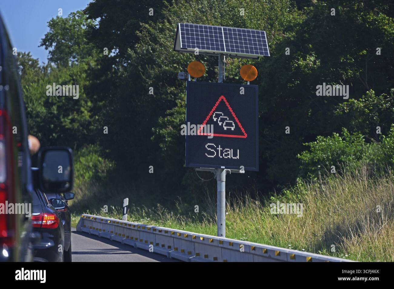 Segnaletica stradale con avviso di ingorgo alimentato a energia solare sull'autostrada Baden-Wuerttemberg, Germania Foto Stock