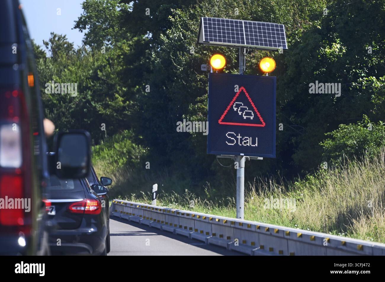 Segnaletica stradale con avviso di ingorgo alimentato a energia solare sull'autostrada Baden-Wuerttemberg, Germania Foto Stock