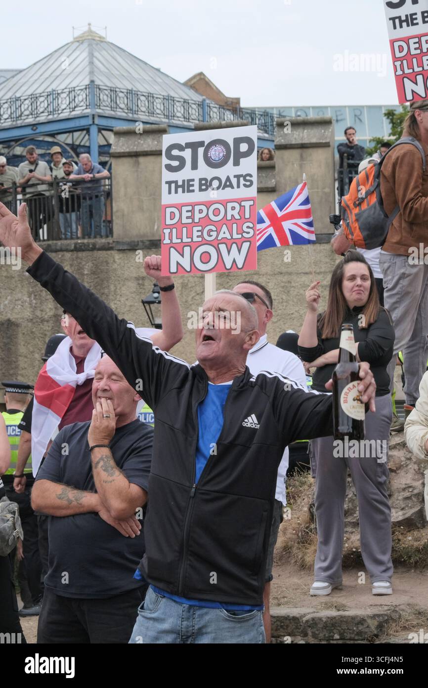 Bristol, Regno Unito. 23 agosto 2025. I manifestanti antifascisti e di estrema destra contro l'immigrazione di Bristol si sono urlati l'un l'altro tutto il pomeriggio a Castle Park Bristol, la polizia ha cercato di tenerli separati. Crediti: JMF News/Alamy Live News Foto Stock