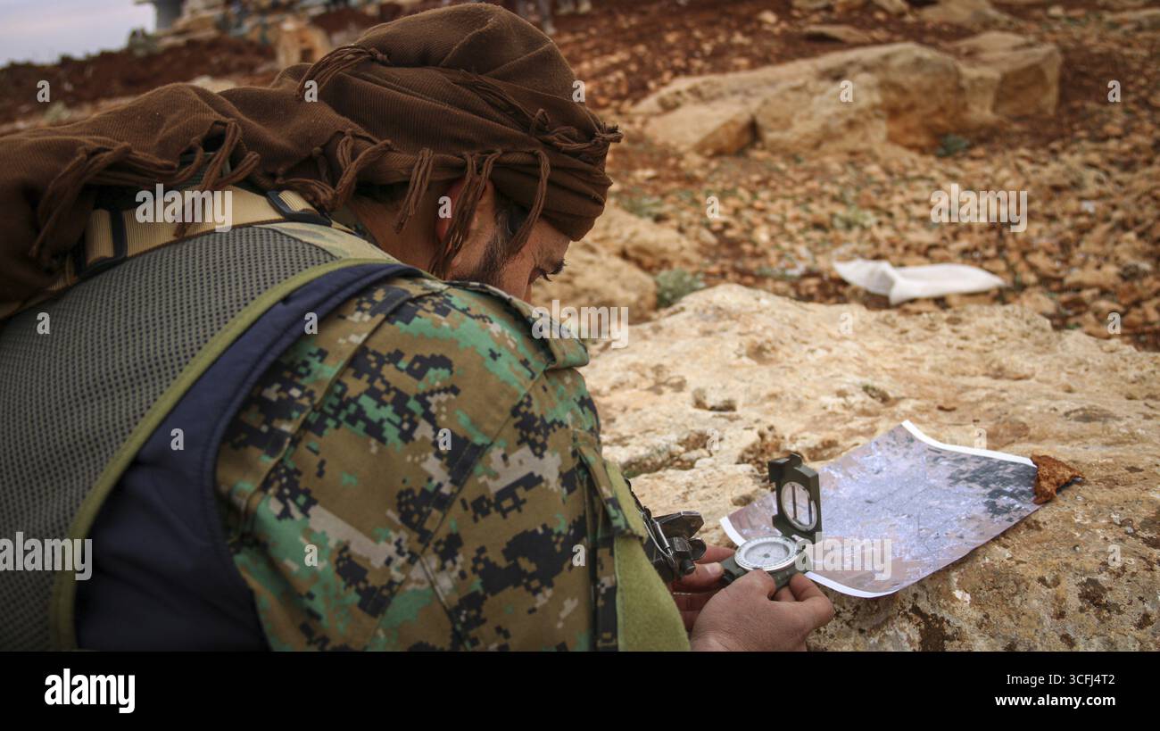 Combattenti dell'opposizione siriana che pianificano strategie militari in preparazione degli scontri con l'ISIS. Aleppo, Siria 11 dicembre 2016, Aleppo, Siria Foto Stock