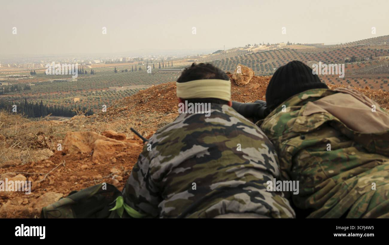 Combattenti dell'opposizione siriana che pianificano strategie militari in preparazione degli scontri con l'ISIS. Aleppo, Siria 11 dicembre 2016, Aleppo, Siria Foto Stock