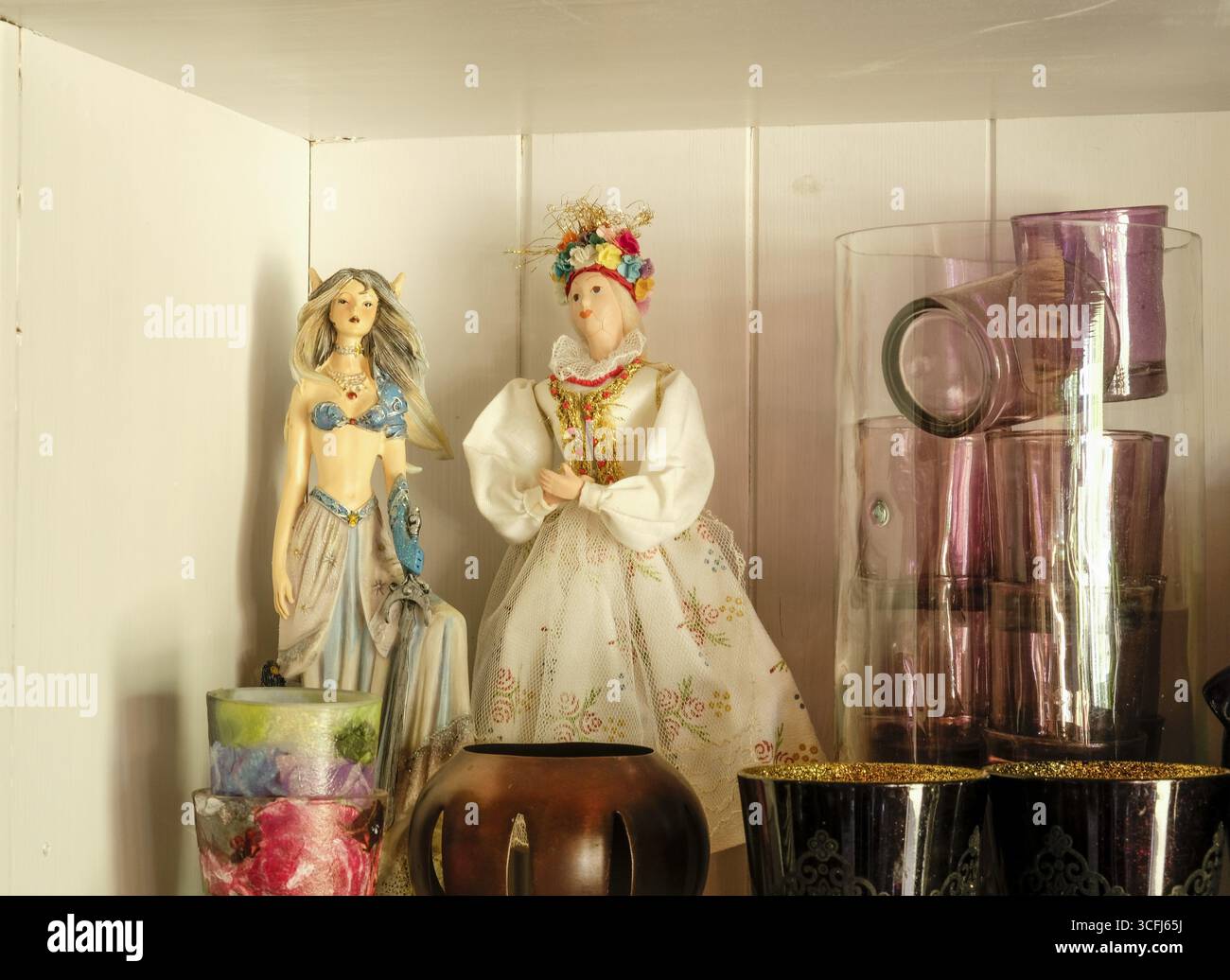 Offerta presso un Loppis, un mercato delle pulci svedese, Vaermland, Svezia Foto Stock