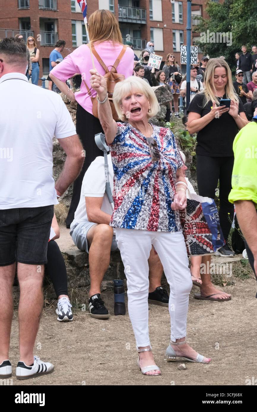 Bristol, Regno Unito. 23 agosto 2025. I manifestanti antifascisti e di estrema destra contro l'immigrazione di Bristol si sono urlati l'un l'altro tutto il pomeriggio a Castle Park Bristol, la polizia ha cercato di tenerli separati. Crediti: JMF News/Alamy Live News Foto Stock