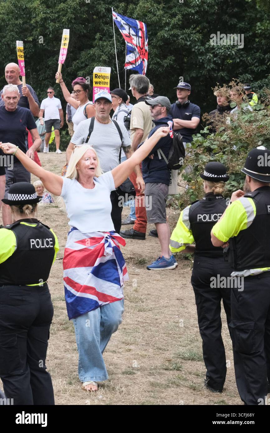 Bristol, Regno Unito. 23 agosto 2025. I manifestanti antifascisti e di estrema destra contro l'immigrazione di Bristol si sono urlati l'un l'altro tutto il pomeriggio a Castle Park Bristol, la polizia ha cercato di tenerli separati. Crediti: JMF News/Alamy Live News Foto Stock