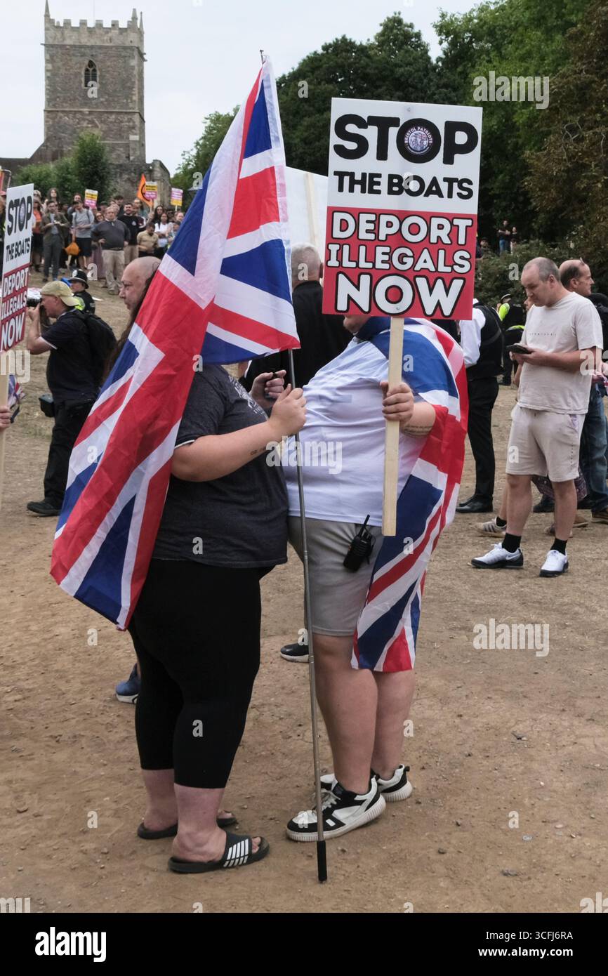 Bristol, Regno Unito. 23 agosto 2025. I manifestanti antifascisti e di estrema destra contro l'immigrazione di Bristol si sono urlati l'un l'altro tutto il pomeriggio a Castle Park Bristol, la polizia ha cercato di tenerli separati. Mentre l’estrema destra o i patrioti britannici cercavano di lasciare gli antifascisti li circondavano. La polizia era obbligata a prendere dei bastoni per tenere separate le due proteste. Crediti: JMF News/Alamy Live News Foto Stock