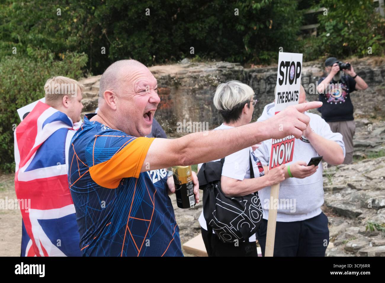 Bristol, Regno Unito. 23 agosto 2025. I manifestanti antifascisti e di estrema destra contro l'immigrazione di Bristol si sono urlati l'un l'altro tutto il pomeriggio a Castle Park Bristol, la polizia ha cercato di tenerli separati. Crediti: JMF News/Alamy Live News Foto Stock