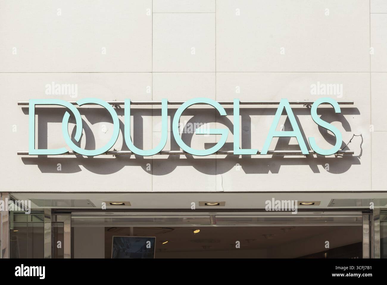 Logo Douglas su un negozio, Germania Foto Stock