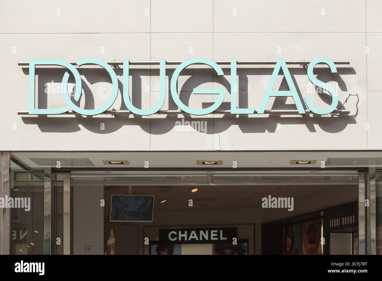 Logo Douglas su un negozio, Germania Foto Stock