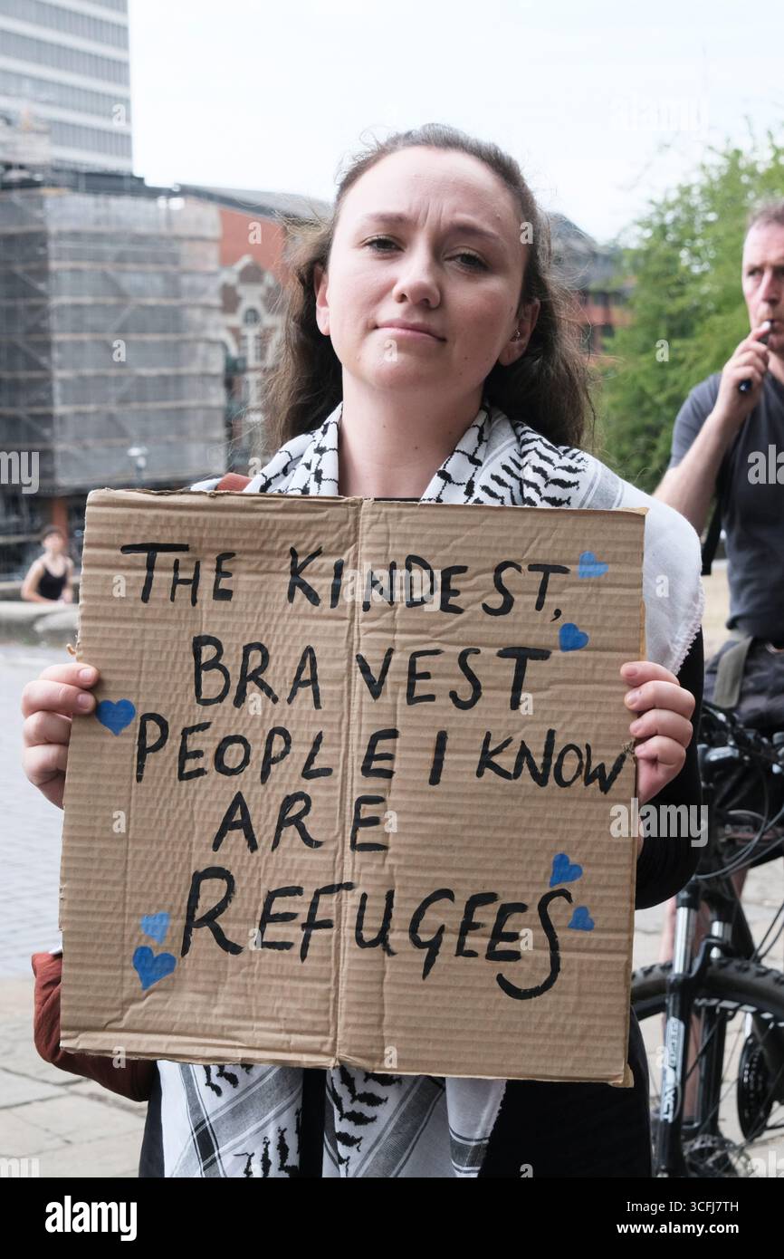 Bristol, Regno Unito. 23 agosto 2025. I manifestanti antifascisti e di estrema destra contro l'immigrazione di Bristol si sono urlati l'un l'altro tutto il pomeriggio a Castle Park Bristol, la polizia ha cercato di tenerli separati. Nella foto è un sostenitore dei rifugiati. Crediti: JMF News/Alamy Live News Foto Stock