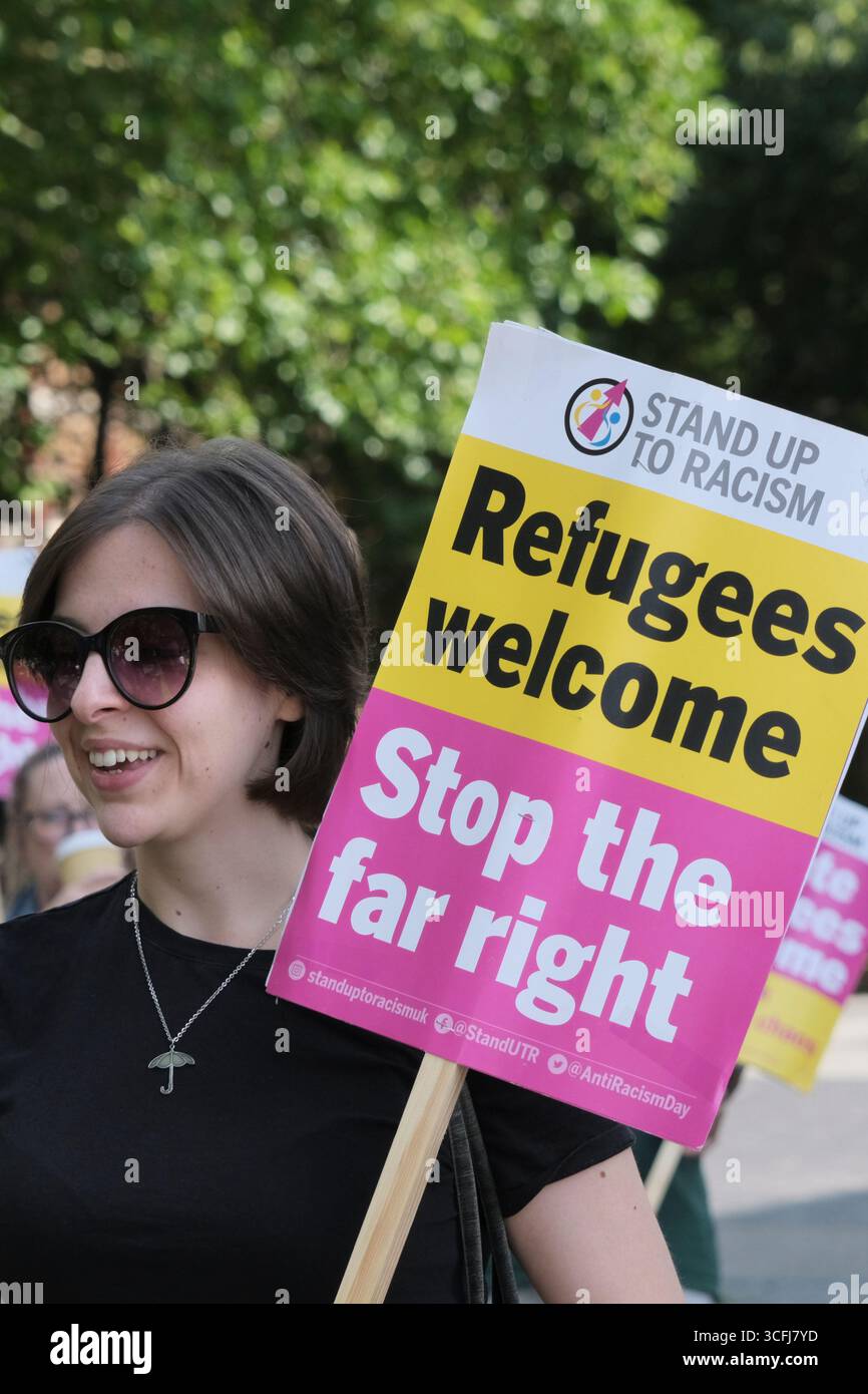 Bristol, Regno Unito. 23 agosto 2025. I manifestanti antifascisti e di estrema destra contro l'immigrazione di Bristol si sono urlati l'un l'altro tutto il pomeriggio a Castle Park Bristol, la polizia ha cercato di tenerli separati. Crediti: JMF News/Alamy Live News Foto Stock