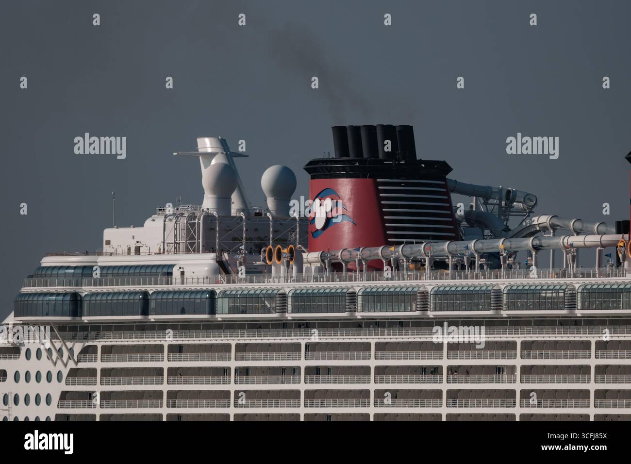Un primo piano dell'imbuto posteriore della nave da crociera Disney Fantasy con il logo di Topolino con canali d'acqua intorno all'esterno. Foto Stock