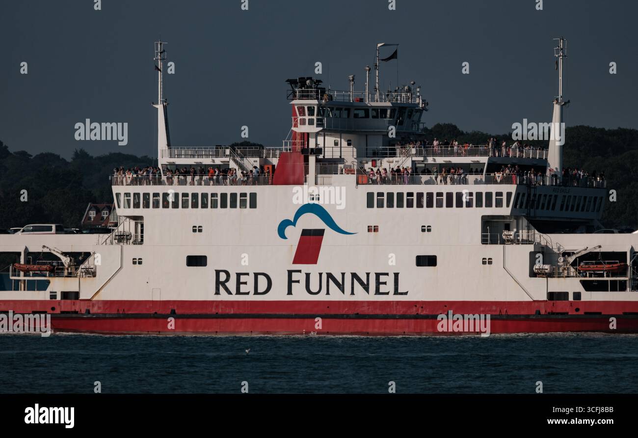Traghetto Red Funnel la Red Eagle piena di passeggeri sui ponti, godendosi il sole serale sul Solent Southampton, Inghilterra. Foto Stock