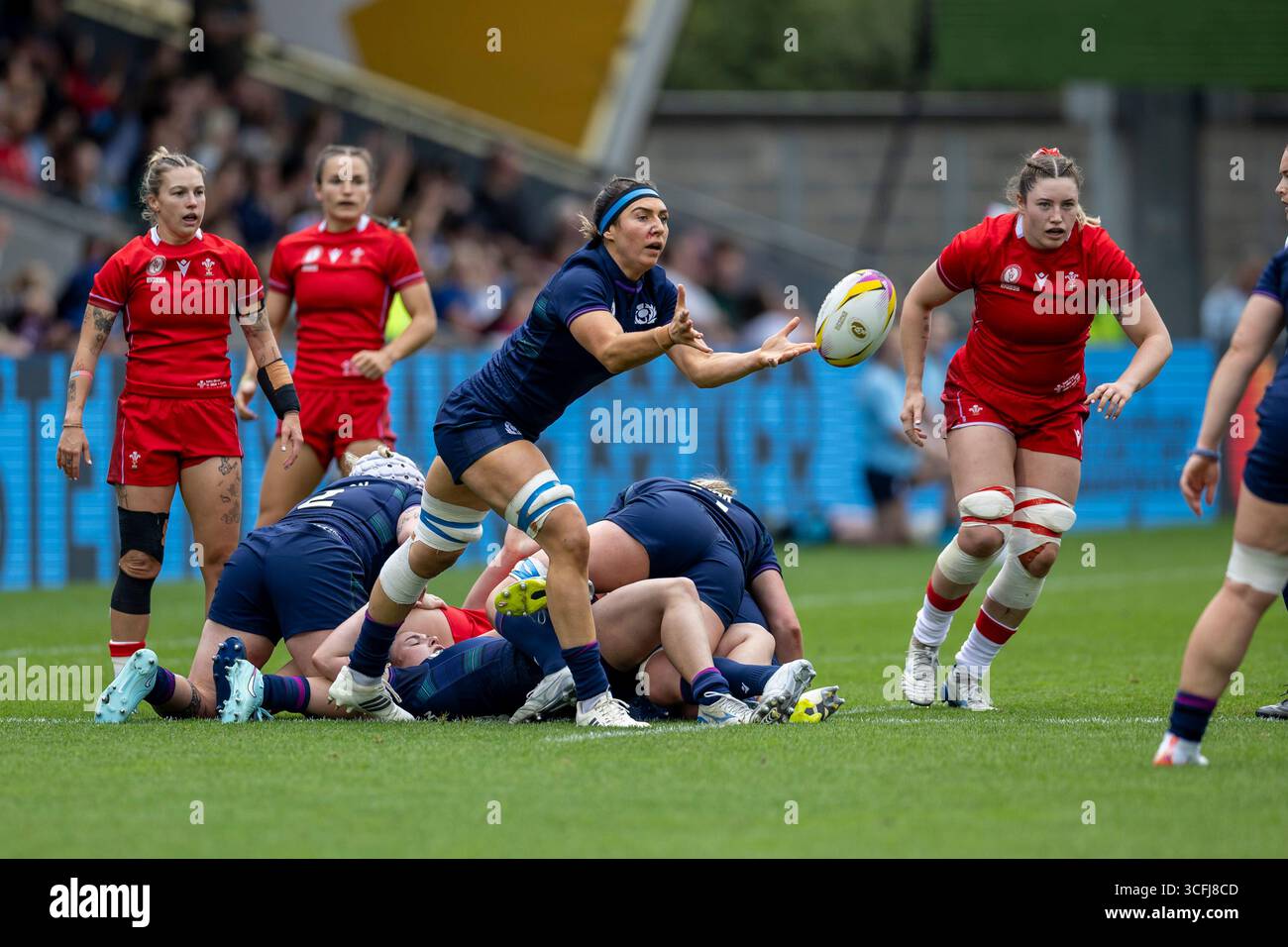 23 agosto 2025; Salford Community Stadium, Salford, Lancashire, Inghilterra; coppa del mondo femminile Pool B Rugby, Scozia contro Galles; Rachel McLachlan della Scozia passa la palla credito: Action Plus Sports Images/Alamy Live News Foto Stock