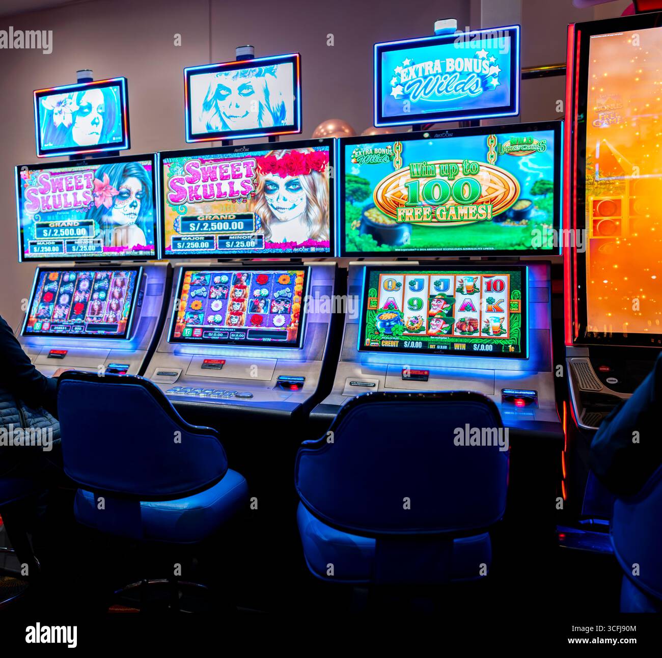 Slot machine del casinò con schermi di gioco colorati Foto Stock