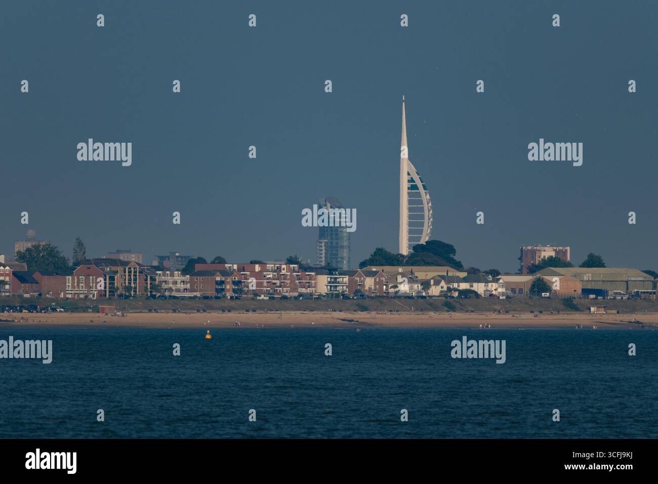 Una vista di Lee su Solent e della Spinnaker Tower vista dalla spiaggia di Calshot su un teleobiettivo. Foto Stock