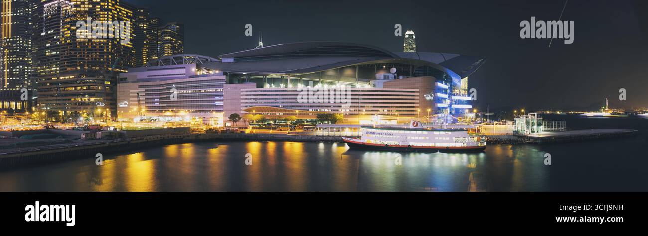 Skyline di Hong Kong di notte, con il centro congressi ed esposizioni di Hong Kong a Wanchai Foto Stock