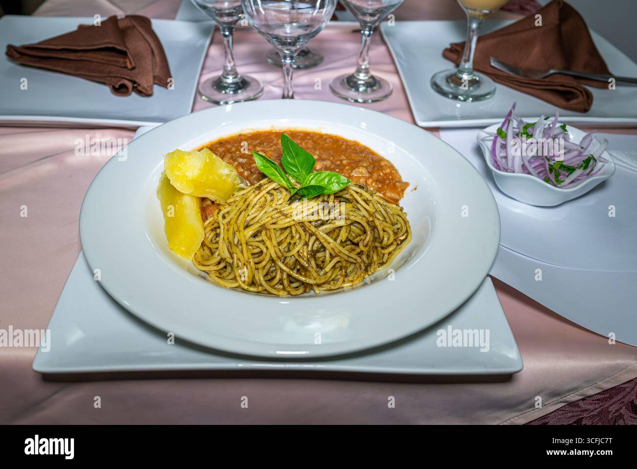 Piatto tradizionale peruviano sopa seca con yuca e fagioli Foto Stock