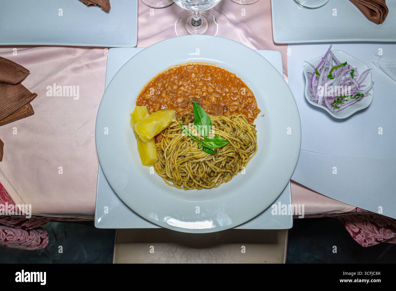 Piatto tradizionale peruviano sopa seca con yuca e fagioli Foto Stock