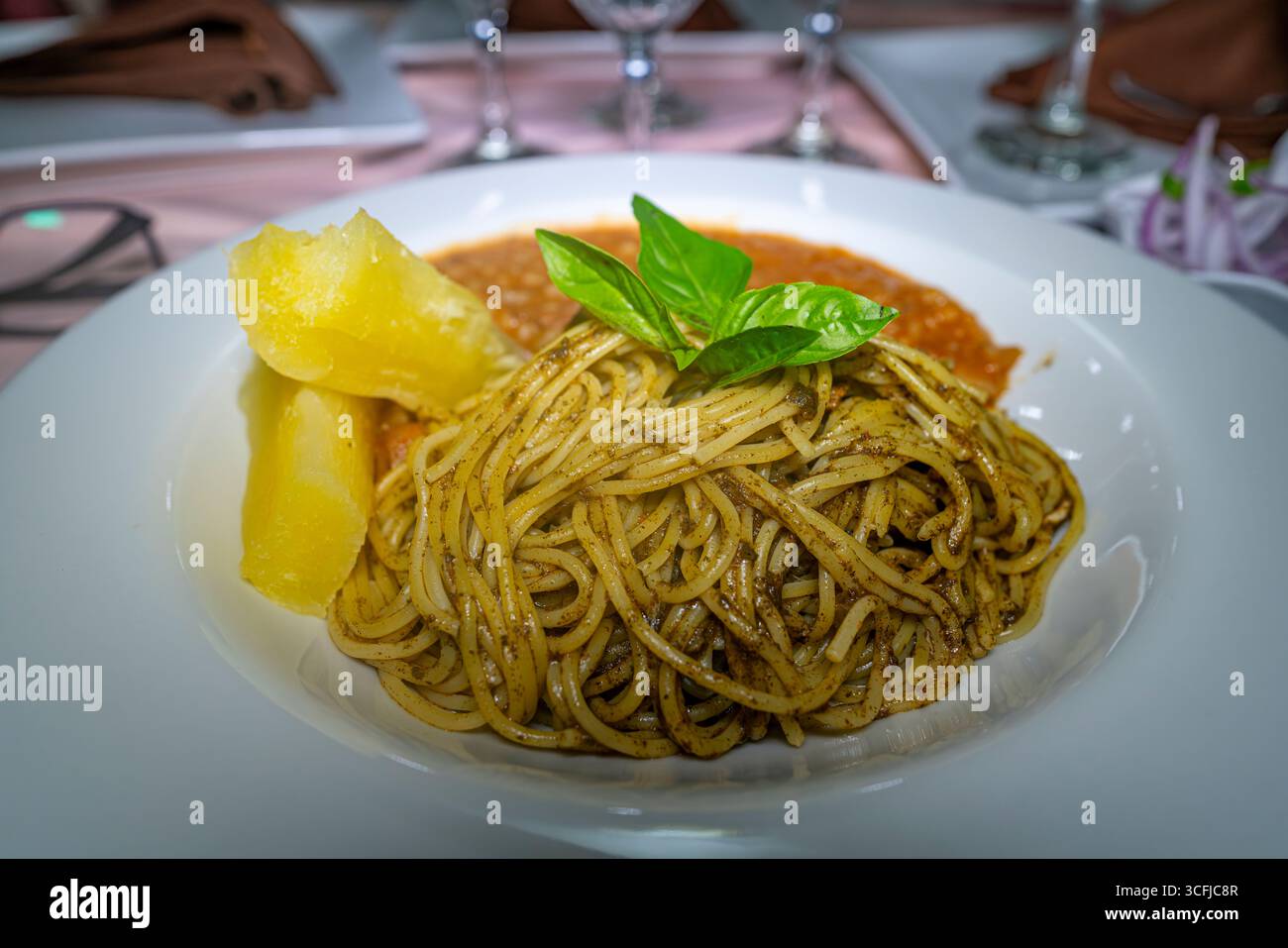 Piatto tradizionale peruviano sopa seca con yuca e fagioli Foto Stock