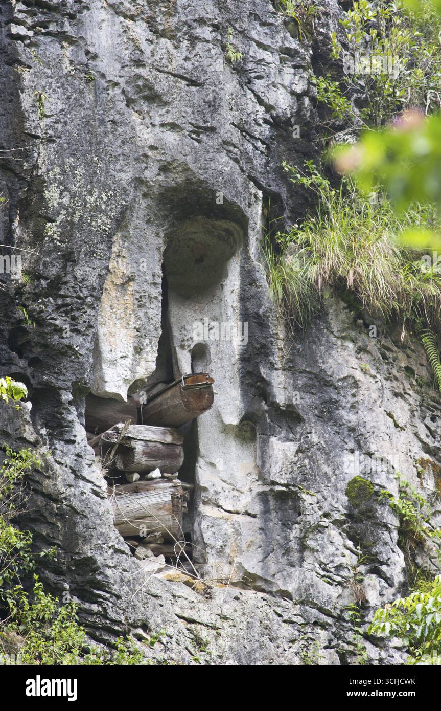 Uno sguardo da vicino alle bare appese a Sagada, nelle Filippine. Un modo unico di rituali in Asia Foto Stock