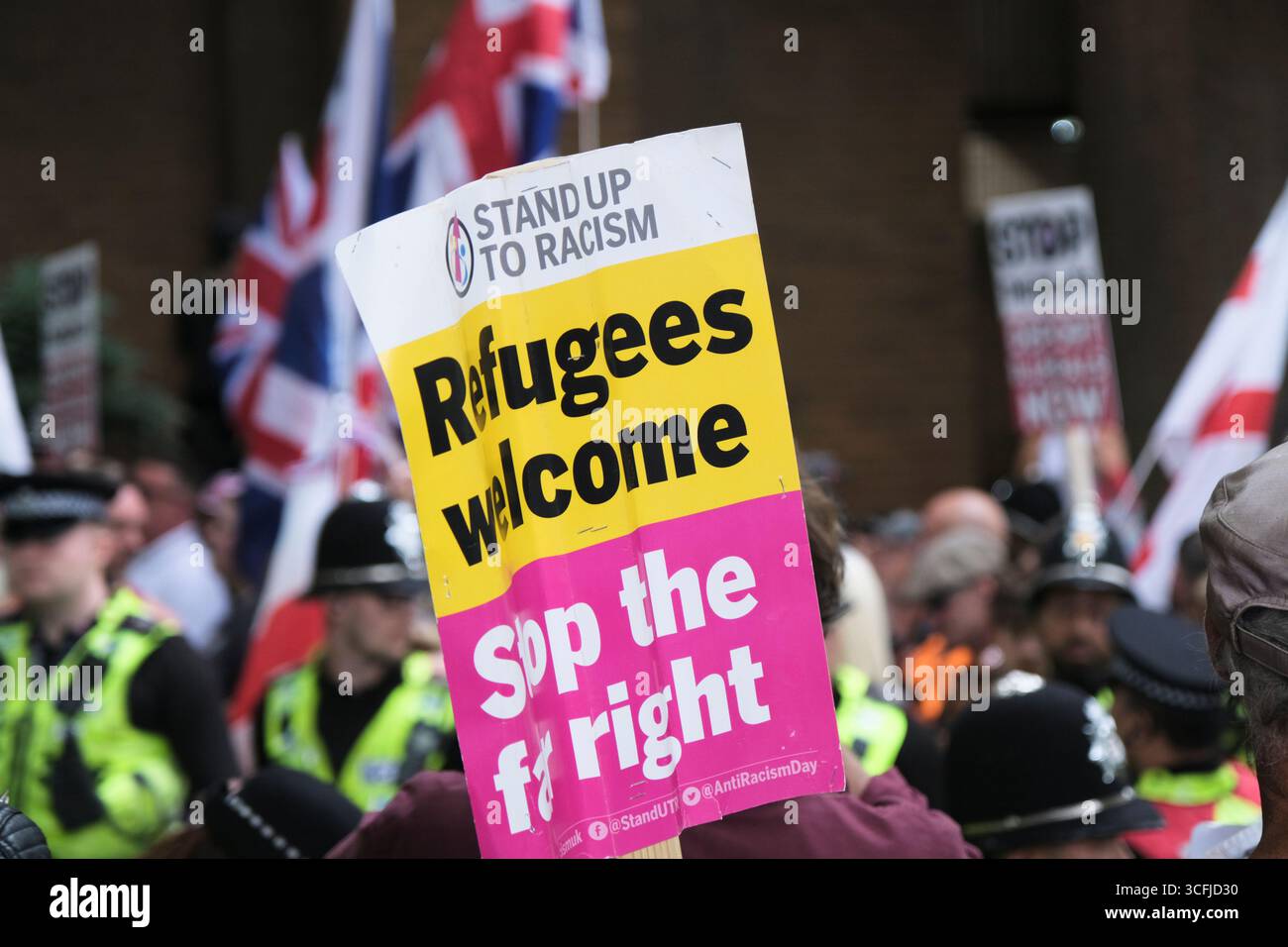 Bristol, Regno Unito. 23 agosto 2025. I manifestanti antifascisti e di estrema destra contro l'immigrazione di Bristol si sono urlati l'un l'altro tutto il pomeriggio a Castle Park Bristol, la polizia ha cercato di tenerli separati. Crediti: JMF News/Alamy Live News Foto Stock