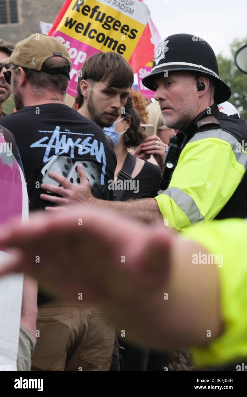 Bristol, Regno Unito. 23 agosto 2025. I manifestanti antifascisti e di estrema destra contro l'immigrazione di Bristol si sono urlati l'un l'altro tutto il pomeriggio a Castle Park Bristol, la polizia ha cercato di tenerli separati. Crediti: JMF News/Alamy Live News Foto Stock