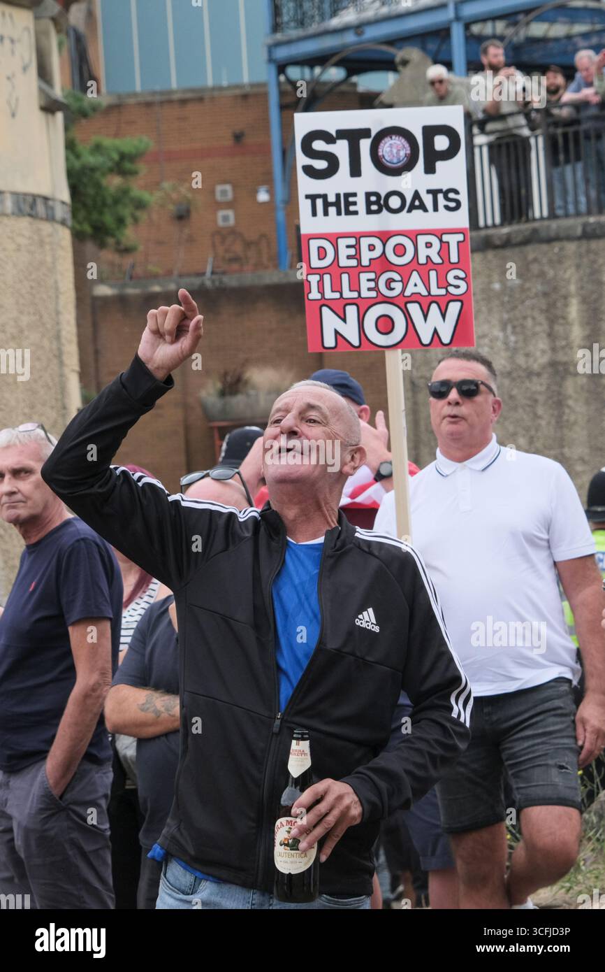 Bristol, Regno Unito. 23 agosto 2025. I manifestanti antifascisti e di estrema destra contro l'immigrazione di Bristol si sono urlati l'un l'altro tutto il pomeriggio a Castle Park Bristol, la polizia ha cercato di tenerli separati. Crediti: JMF News/Alamy Live News Foto Stock