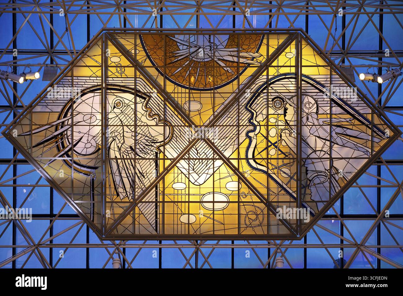 Opera d'arte in vetro colorato intitolata Icarus, una delle due opere in vetro di Leifur Breidfjoerd all'aeroporto di Keflavik, Reykjanesskagi, Islanda Foto Stock