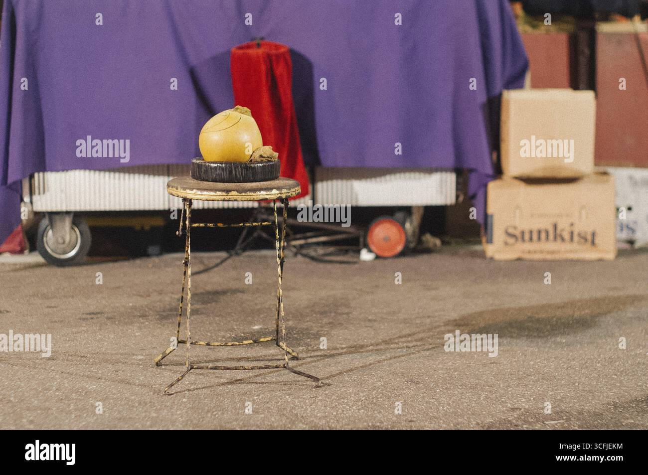 Artista di strada nel mercato notturno di Malacca, una popolare meta turistica Foto Stock