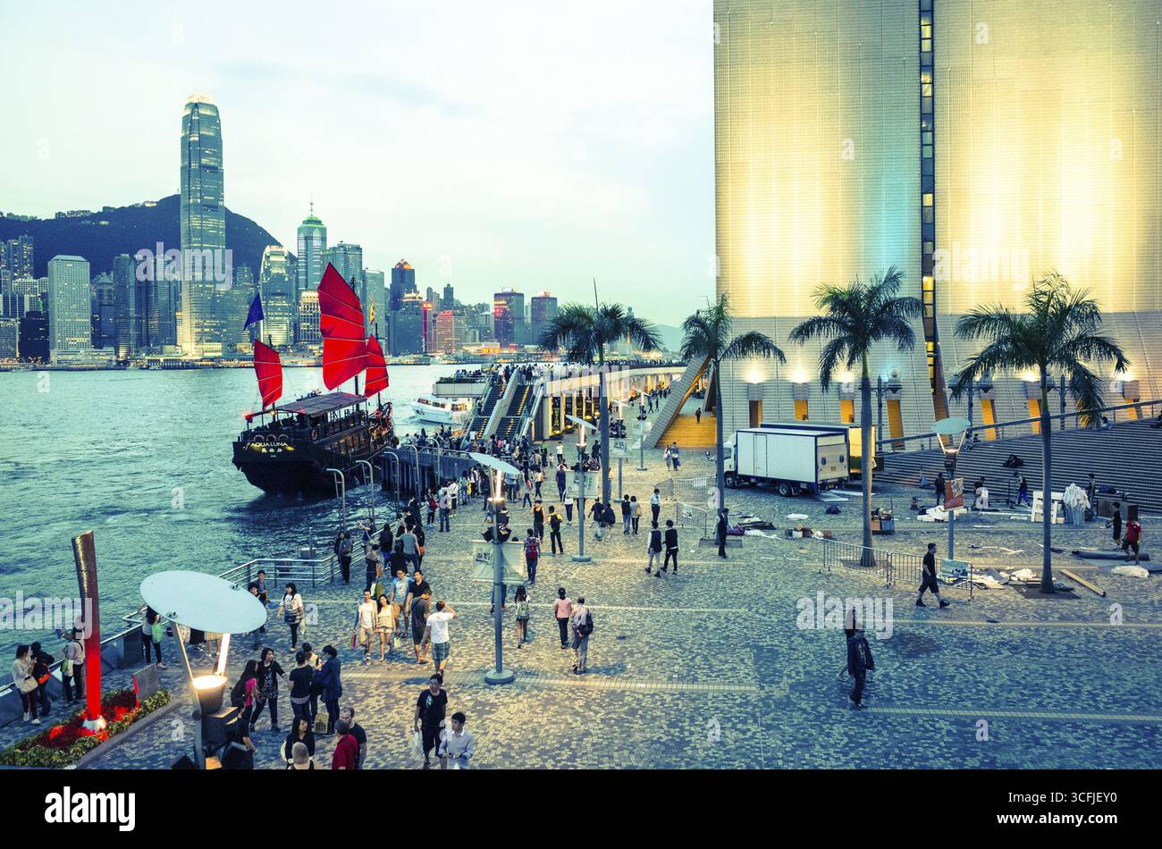 Red Junk Ship in crociera al Victoria Harbour di Hong Kong Foto Stock