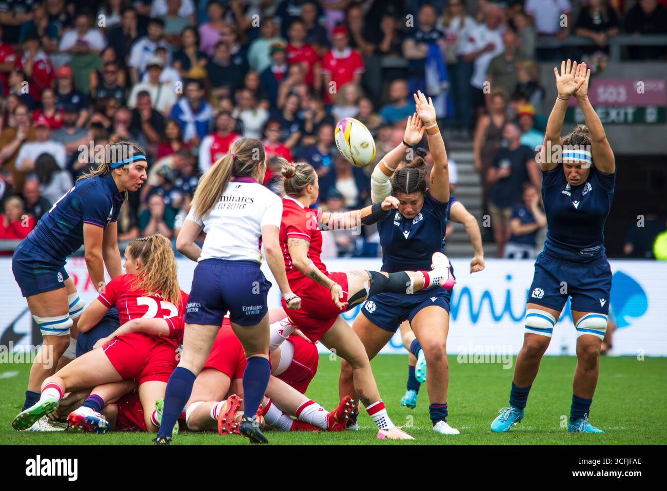 Manchester, Regno Unito, 23 agosto 2025 Lisa Thomson ed Emma Wassell scozzesi cercano di far cadere la truffa gallese Keira Bevan's kick, Manchester, Regno Unito. Alex Williams / Alamy Live News Foto Stock