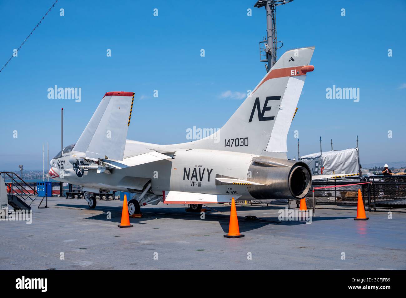 San Diego, California - 6 agosto 2025: F-8 Crusader sul ponte della USS Midway Museum a San Diego, California. Foto Stock