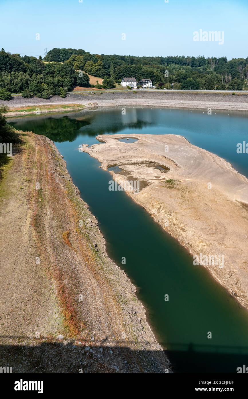 La diga di Wuppertal, parete della diga del bacino idrico sul fiume Wupper vicino a Radevormwalde, nel distretto di Oberbergischer Kreis, basso livello dell'acqua, basso livello di riempimento Foto Stock